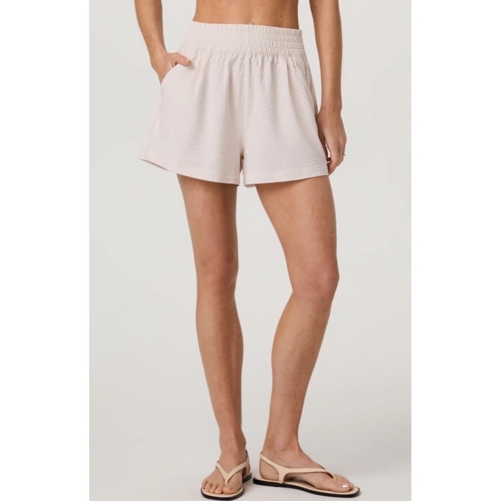 Vuori Women's Villa Textured Short Size Large Milkweed Cream Neutral Athletic 3"